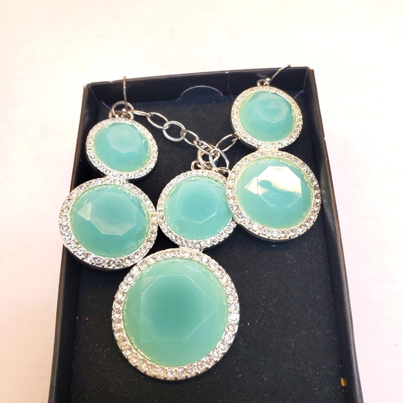 VINTAGE AVON SAQ Faux Turquoise Pendant Necklace and Earrings Matching set. - Picture 3 of 4